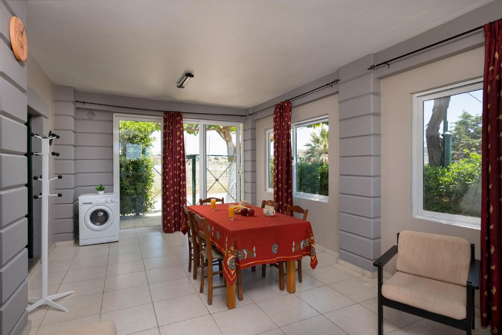 Posedenie v ubytovaní Petrakis Afrathias garden house