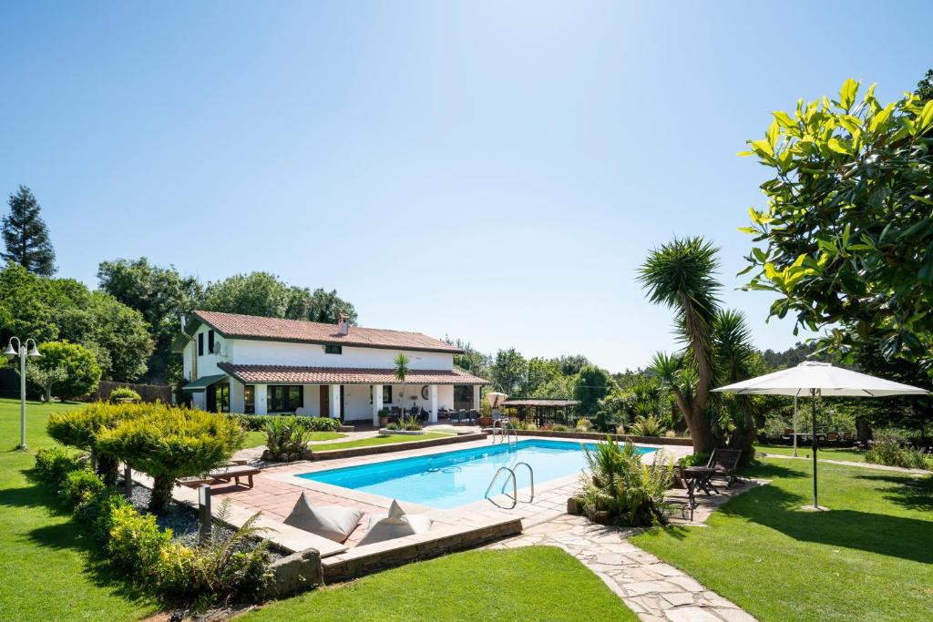 una casa con piscina en un patio en VILLA GUIMIL - GALICIA PLAYA, en Villarmayor