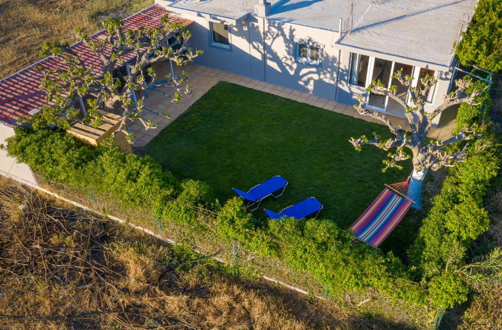 Vonkajšia záhrada v ubytovaní Petrakis Afrathias garden house