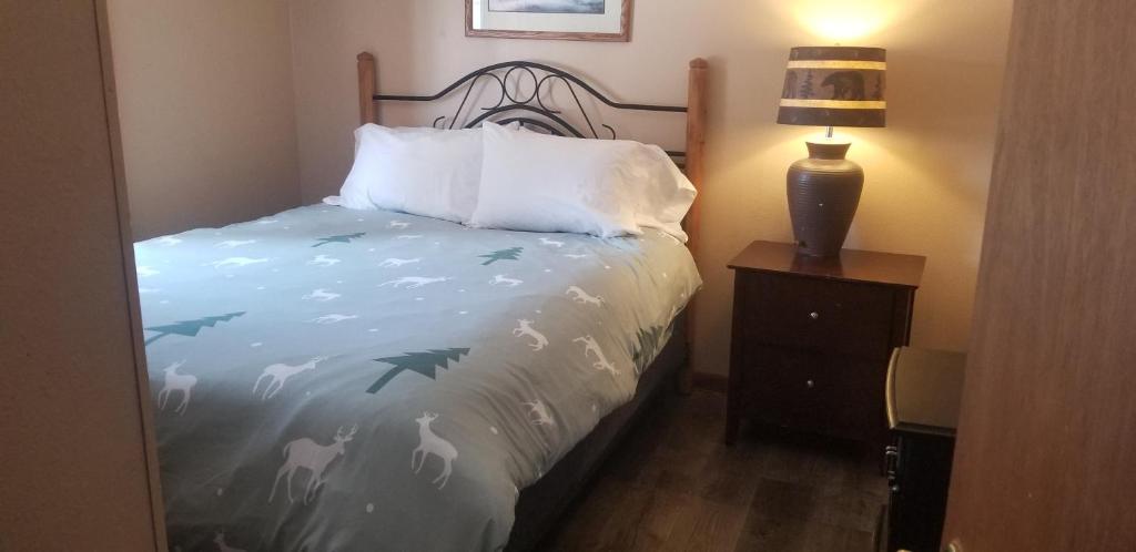 מיטה או מיטות בחדר ב-Columbine Cabins