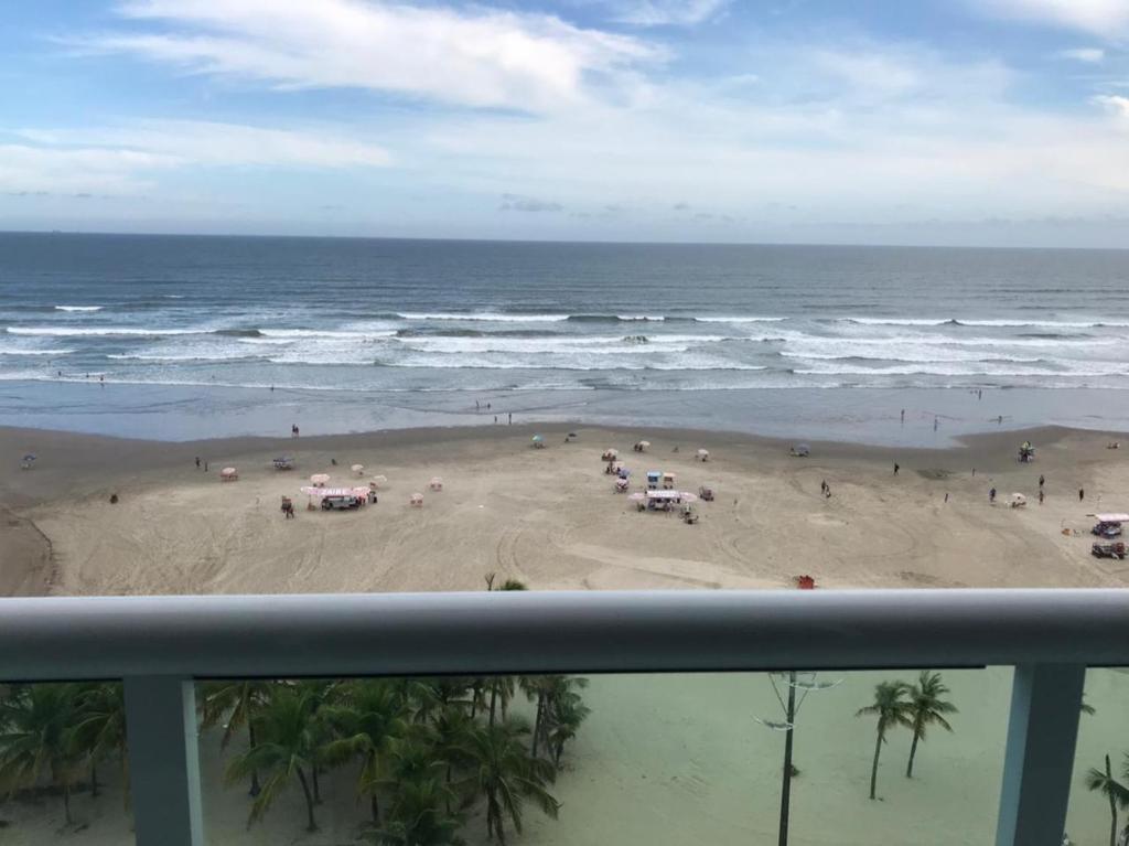  Apartamento com sacada frente ao mar