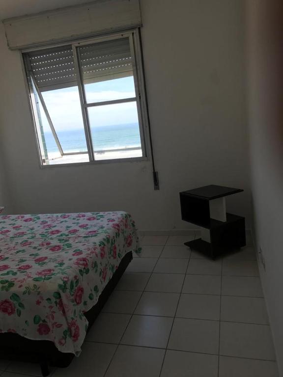  Apartamento com sacada frente ao mar