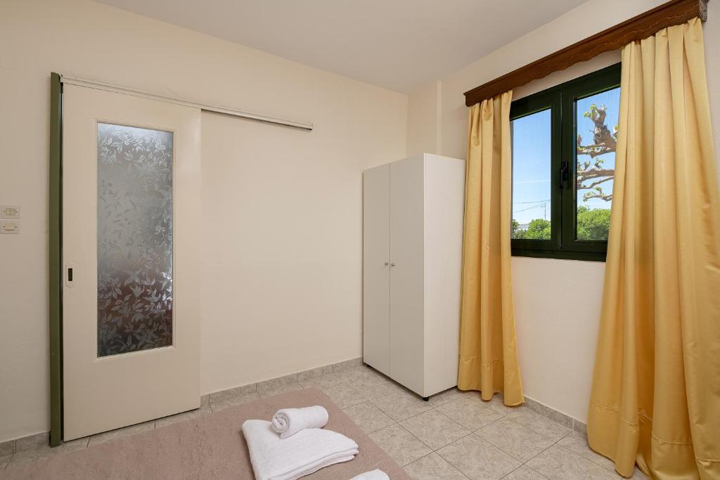 Posteľ alebo postele v izbe v ubytovaní Petrakis Afrathias garden house