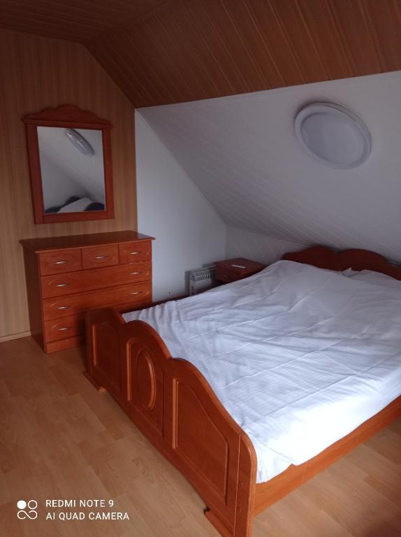 Łóżko lub łóżka w pokoju w obiekcie Dom Parlinek agroturtstyka wędkowanie sauna jacuzzi