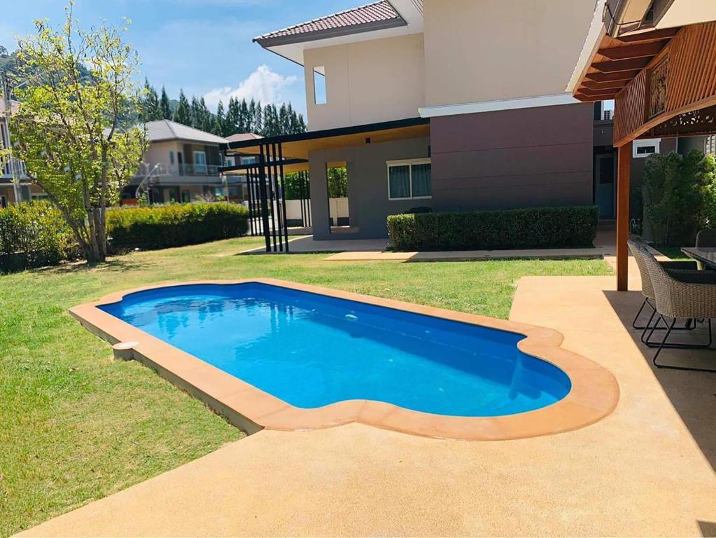 una piscina nel cortile di una casa di Saransiri - 3 bedroom villa with private pool, office room & fast Wi-fi a Phuket