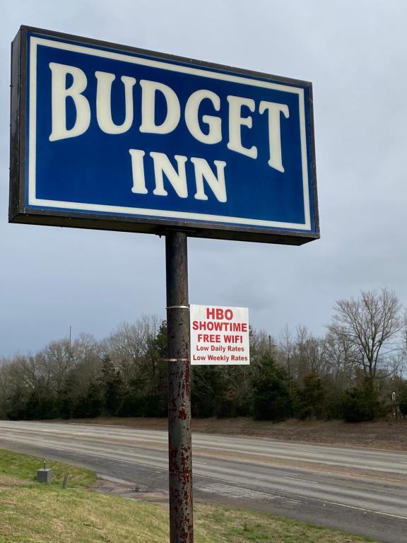 una señal para una posada económica al lado de una carretera en Budget Inn en Mineola