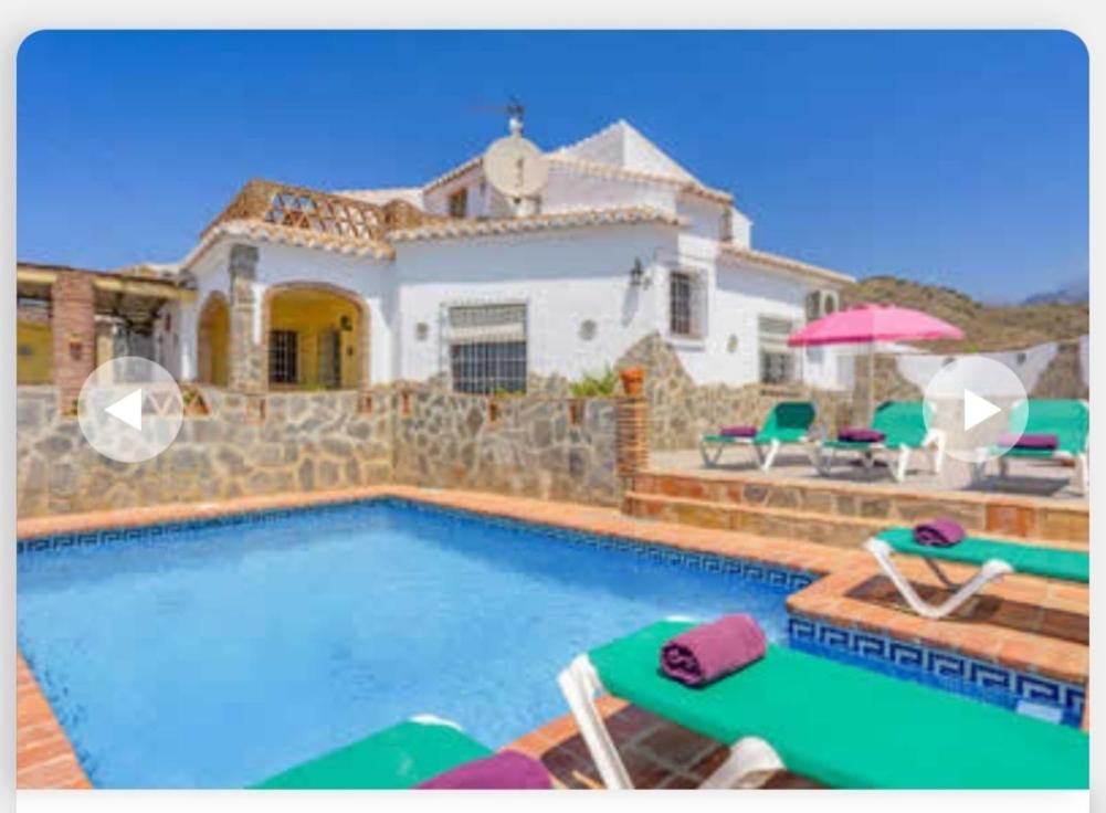 una casa con piscina di fronte a una casa di Villa Aránzazu with private pool a Nerja