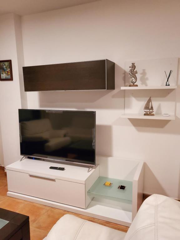 Televízia a/alebo spoločenská miestnosť v ubytovaní BAJO con JARDÍN PROPIO EN VALLE DEL ESTE GOLF!!