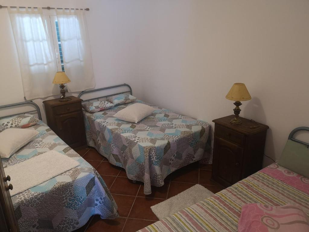 レゲンゴス・デ・モンサラーシュにあるRefúgio d' Aldeiaのベッドルーム1室(ツインベッド2台、ランプ2つ付)