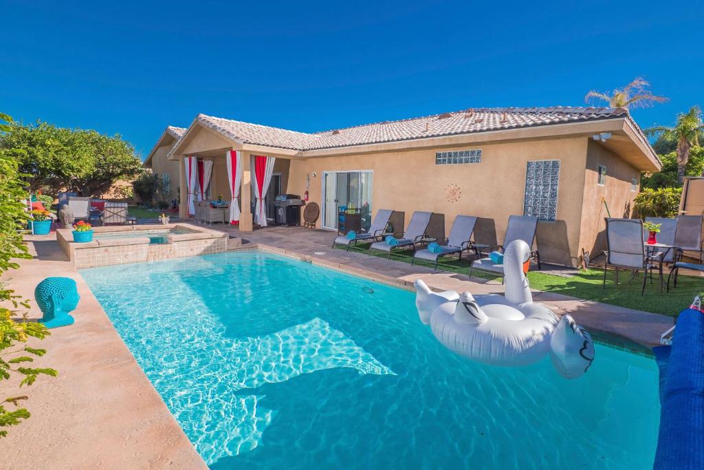 a swimming pool with a swan in the water at Swan House in Palm Springs