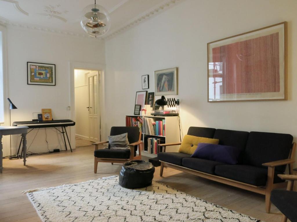 コペンハーゲンにあるApartmentInCopenhagen Apartment 1282のリビングルーム(ソファ、ピアノ付)