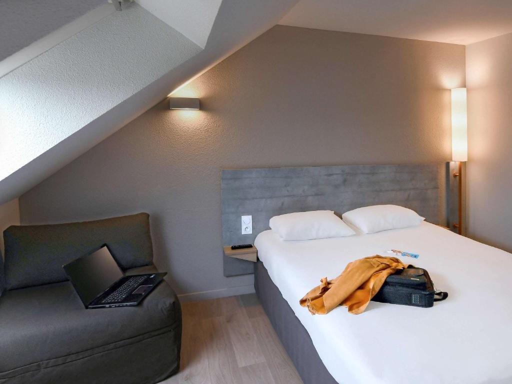 Postel nebo postele na pokoji v ubytování ibis budget Vannes