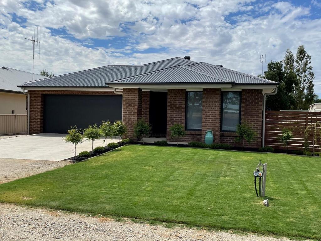 a house with a large lawn in front of it at 63 Grigg in Koondrook
