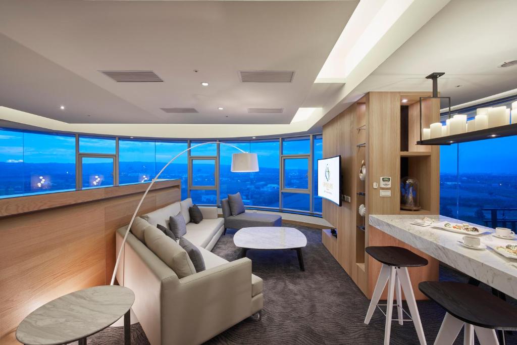soggiorno con divano e bar di Grand Bay Resort Hotel a Città Vecchia di Hengchun