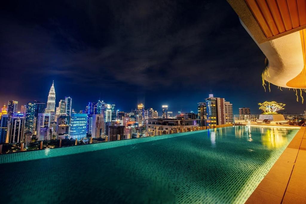 Bazén v ubytování Ceylonz Starlight Suites Bukit Bintang nebo v jeho okolí