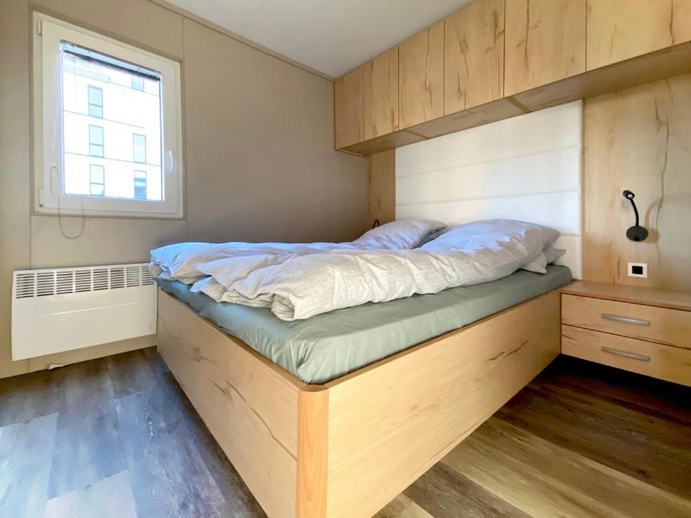 a bedroom with a bunk bed with a window at MarinaVilla in Nykøbing Falster