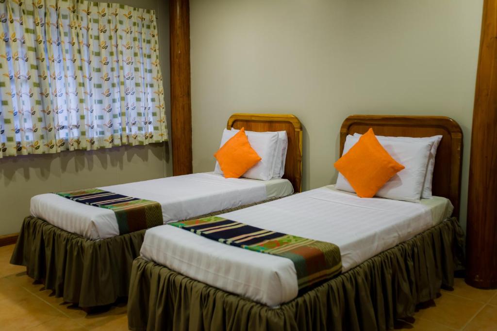 Postel nebo postele na pokoji v ubytování Malagos Garden Resort