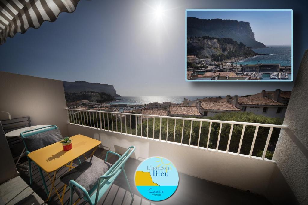 a balcony with a table and chairs and a view of the ocean at HORIZON BLEU Vue Mer in Cassis