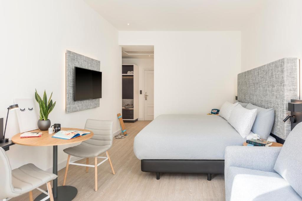 Televízia a/alebo spoločenská miestnosť v ubytovaní INNSIDE by Meliá Madrid Gran Vía