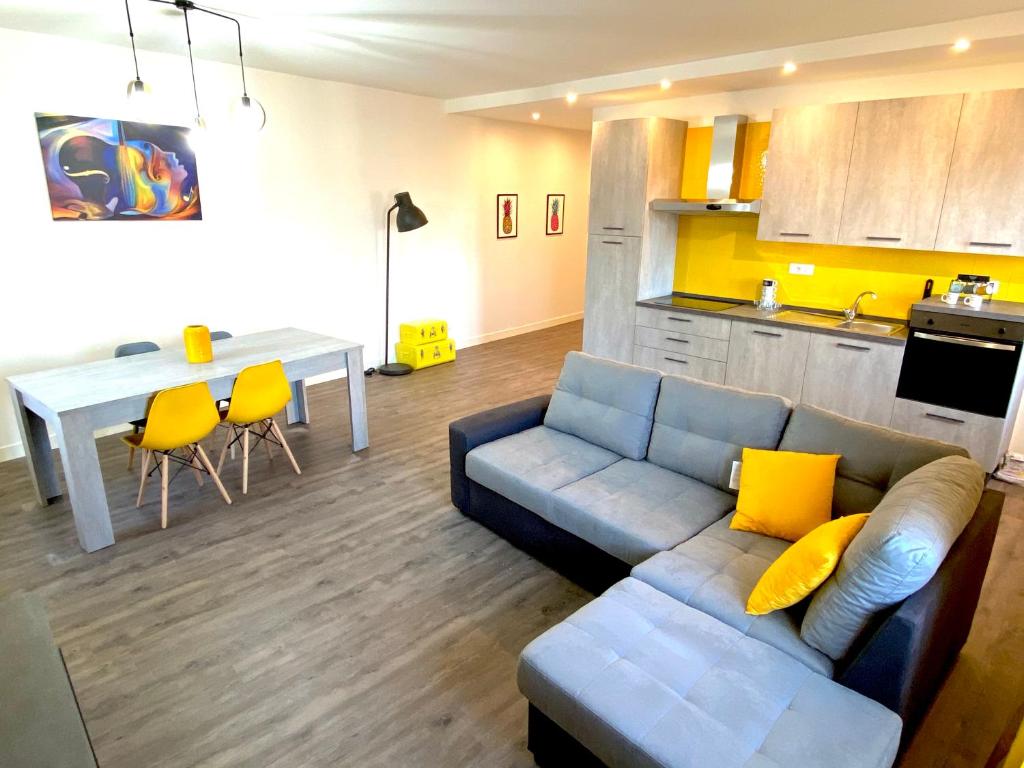 un soggiorno con divano e tavolo con cuscini gialli di VANNUCCI 71 APT a Perugia
