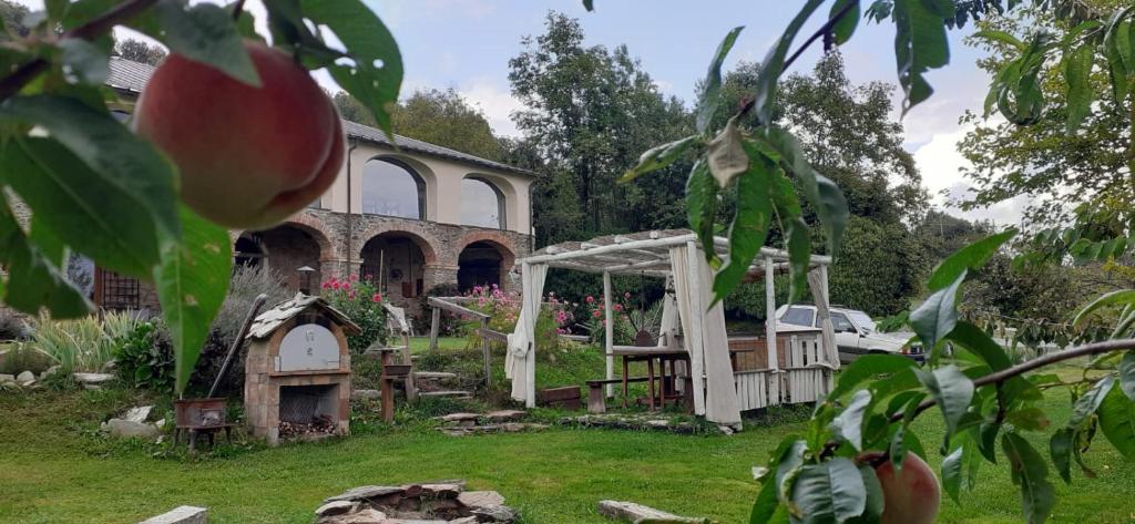 - un jardin avec une maison et un jardin avec un pavillon dans l'établissement Antico Convento, à Garessio