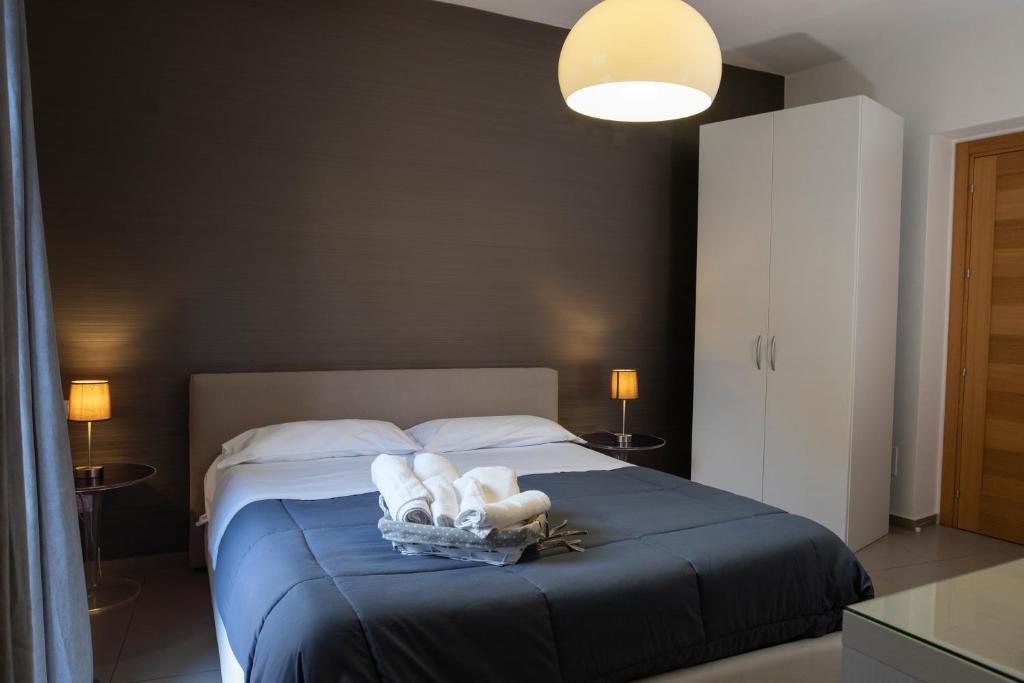 - une chambre avec un lit et 2 serviettes dans l'établissement Sogni D'Oro, à Agrigente