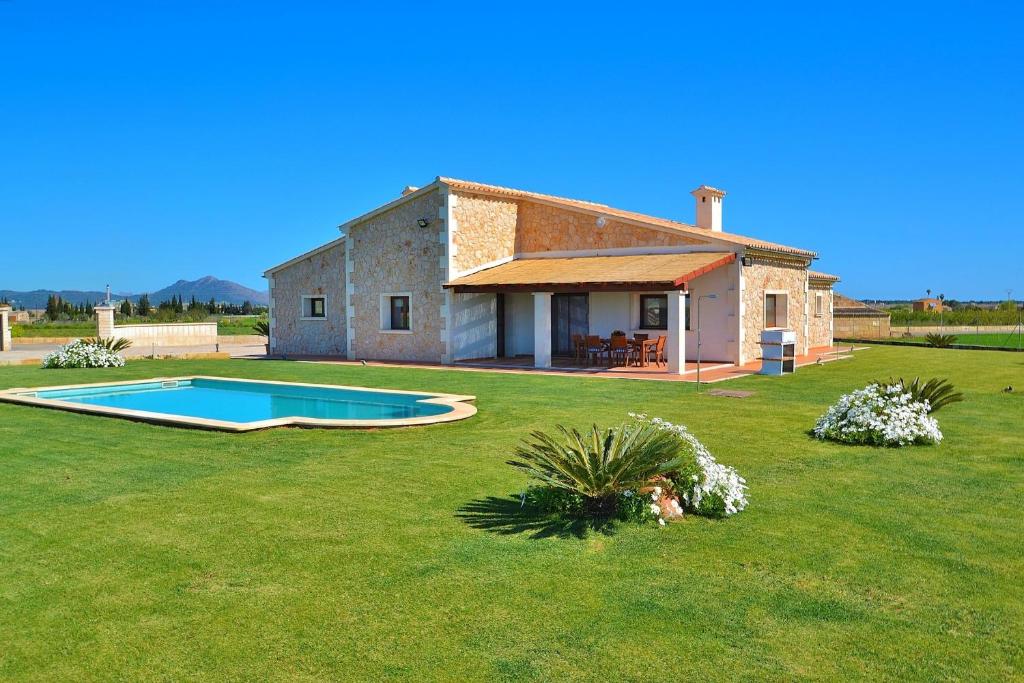 kamienny dom z basenem na dziedzińcu w obiekcie 178 Villa Flor de Sal ETV8491 by Mallorca Charme w mieście Muro
