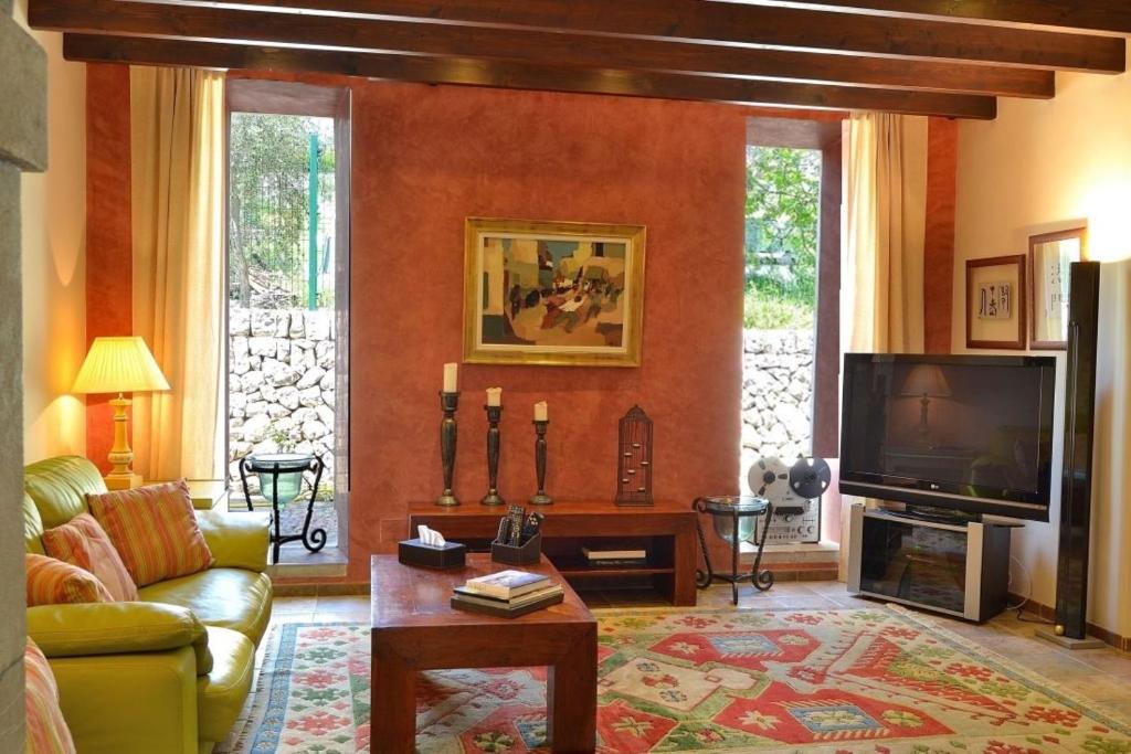 TV a/nebo společenská místnost v ubytování Villa Casa Binissagar II 106 by Mallorca Charme