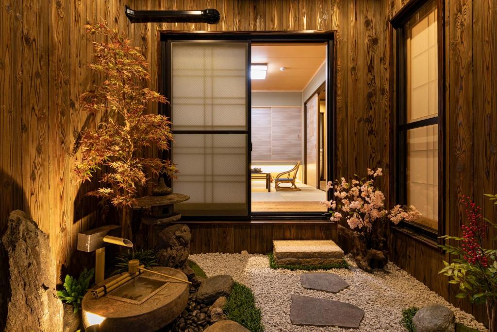 Casa con baño con ventana y lavamanos en Shirakabanoyado - Seiran en Osaka