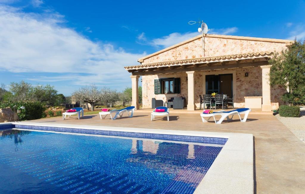 een villa met een zwembad voor een huis bij Finca Son Rossignol 155 by Mallorca Charme in Sineu