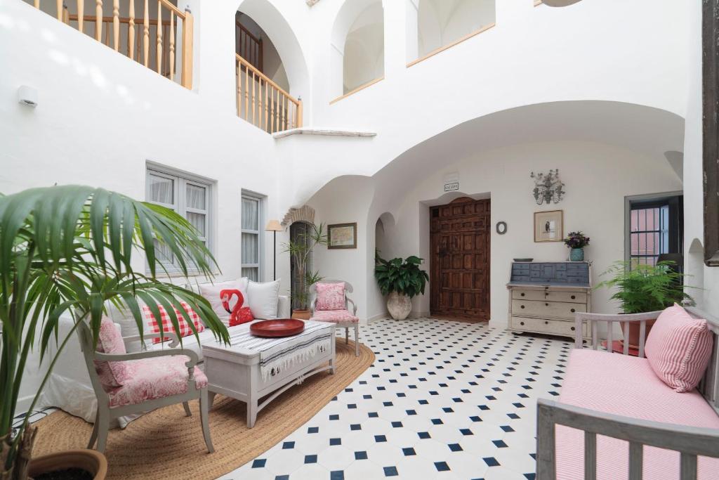 uma sala de estar com mesa e cadeiras em Casa Shelly Hospedería em Vejer de la Frontera