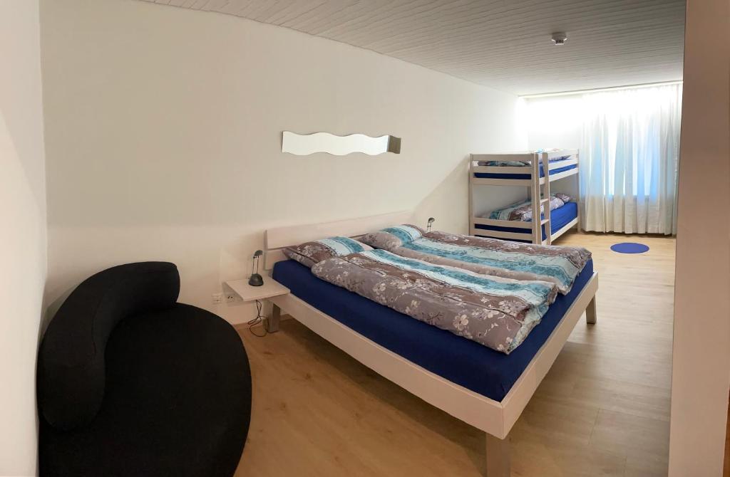 Кровать или кровати в номере Neptun 3 - im Zentrum von Bad Ragaz, mit kl. Balkon