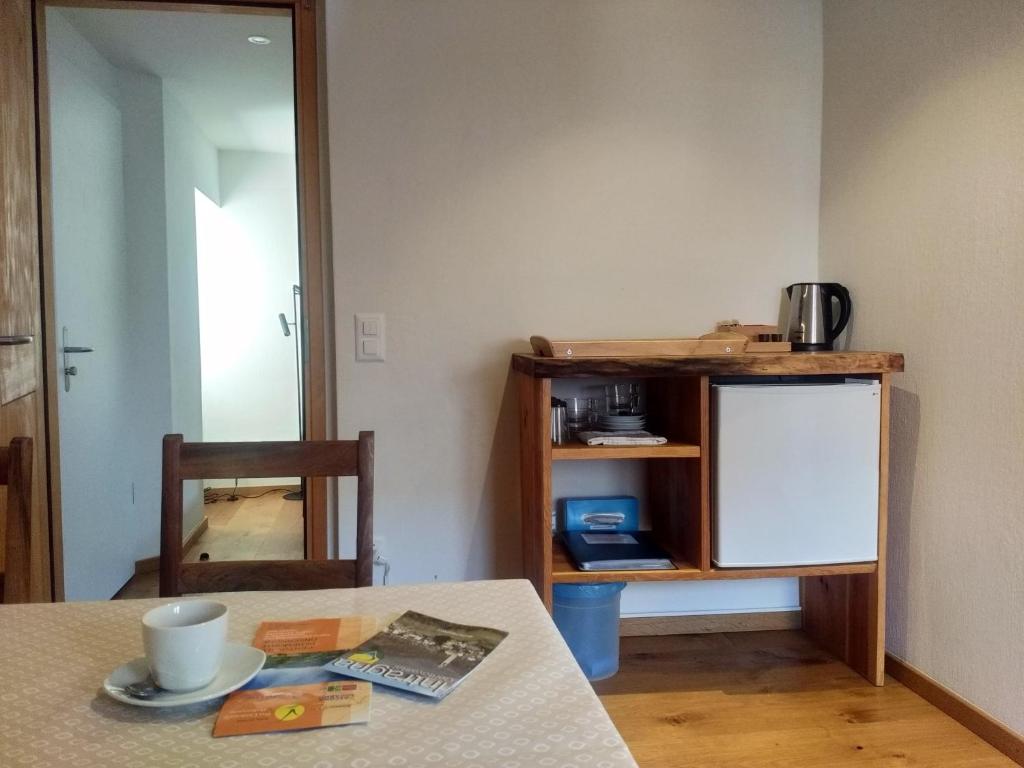 Příslušenství pro přípravu čaje a kávy v ubytování Guesthouse "Castello del Nucleo"