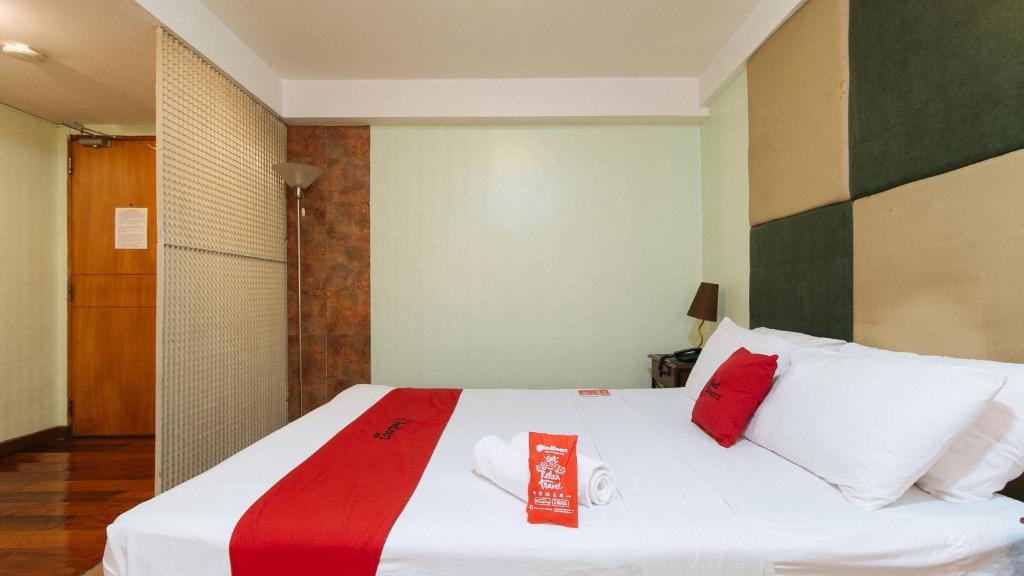 Postel nebo postele na pokoji v ubytování RedDoorz at Timog Avenue Quezon City