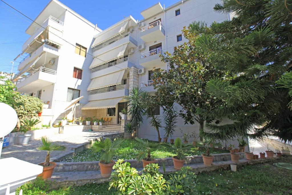un edificio con plantas delante de él en Star Hotel Saranda, en Sarandë