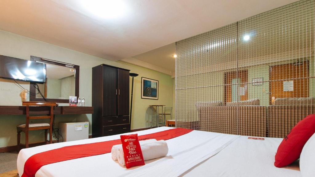 Postel nebo postele na pokoji v ubytování RedDoorz at Timog Avenue Quezon City