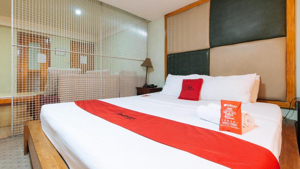 Postel nebo postele na pokoji v ubytování RedDoorz at Timog Avenue Quezon City