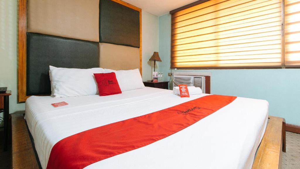 Postel nebo postele na pokoji v ubytování RedDoorz at Timog Avenue Quezon City