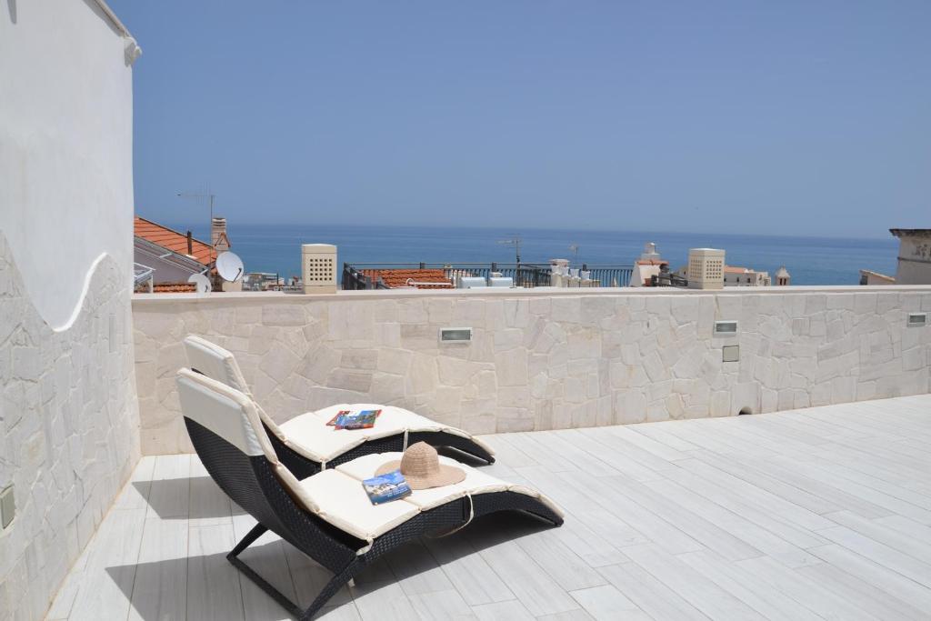 een loungestoel op een dak met uitzicht op de oceaan bij Cuore di Vieste in Vieste