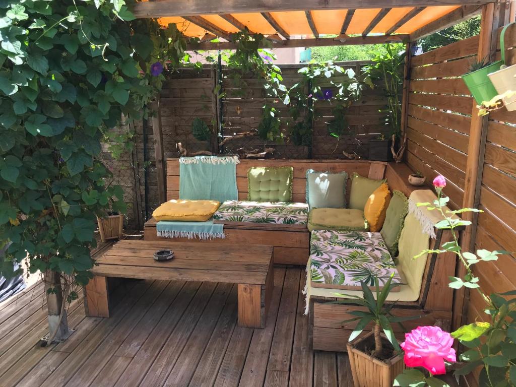un patio avec un canapé et une table sur une terrasse dans l'établissement Résidence Village Marin Catalan TORREILLES PLAGE, à Torreilles