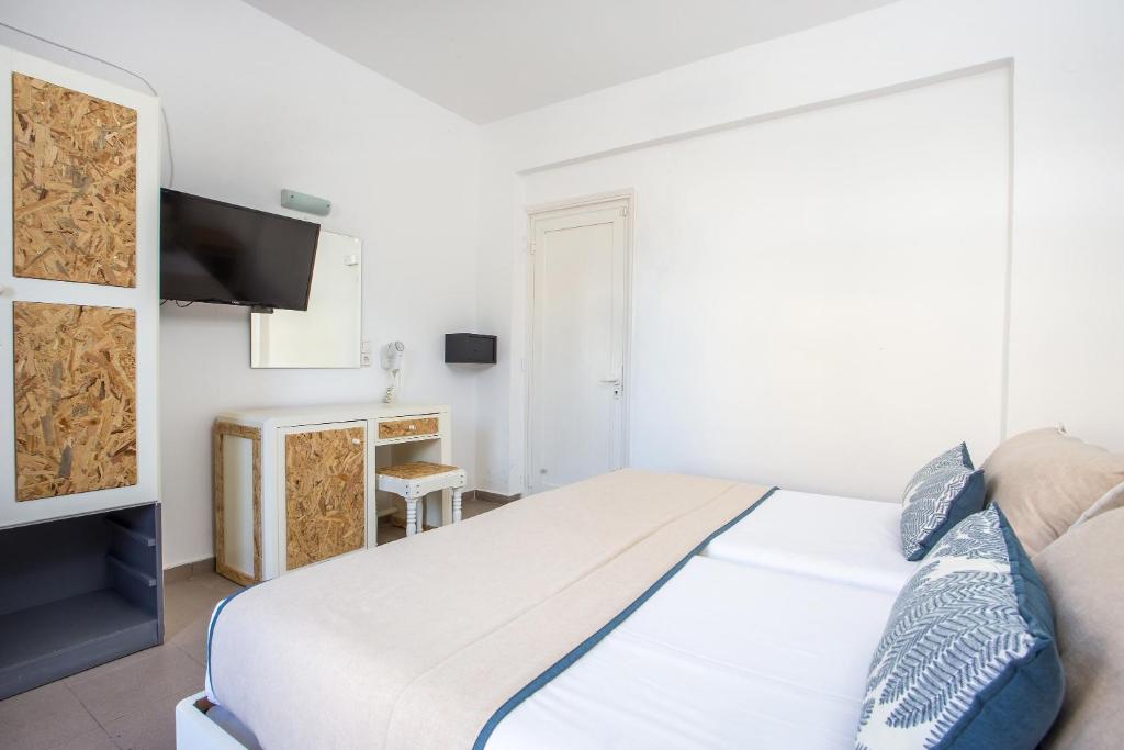 Tinas Plus Hotel - 11