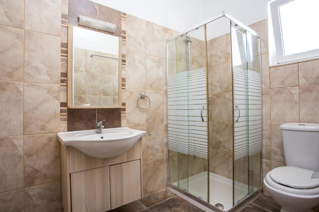 Tinas Plus Hotel - 10