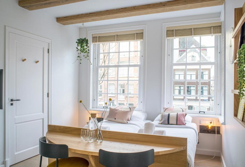 - un salon avec un canapé blanc et une table dans l'établissement Studios at the canal, à Amsterdam