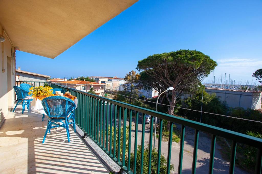 einen Balkon mit zwei Stühlen und einem Tisch darauf in der Unterkunft Casa Vacanza La Caletta in La Caletta
