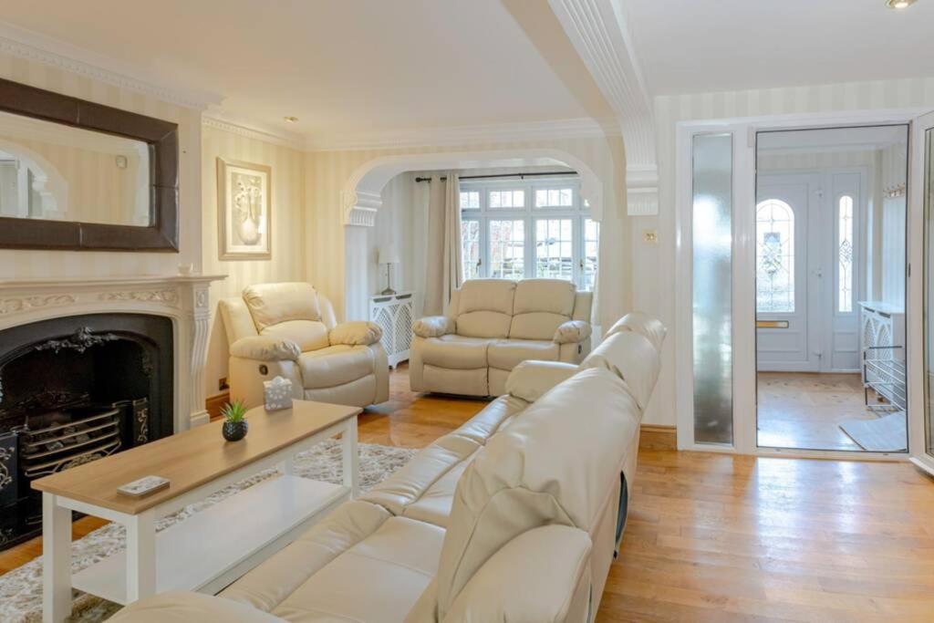 a living room with white furniture and a fireplace at Comfy Home- Coley Park in Reading