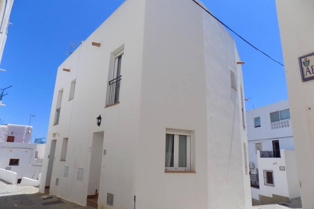 um edifício branco com uma torre redonda em The Town House - Mojacar em Mojácar