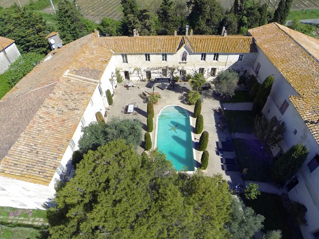 an aerial view of a house with a swimming pool at Mas de la Fosse in Saint-Gilles