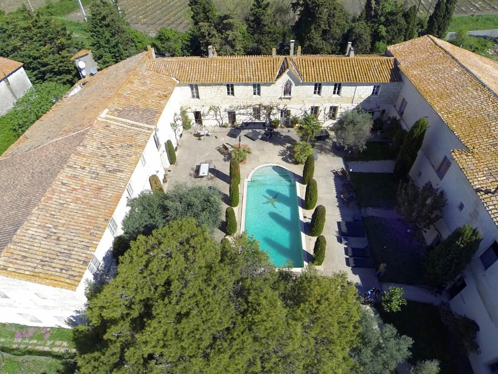 uma vista aérea de uma casa com piscina em Mas de la Fosse em Saint-Gilles