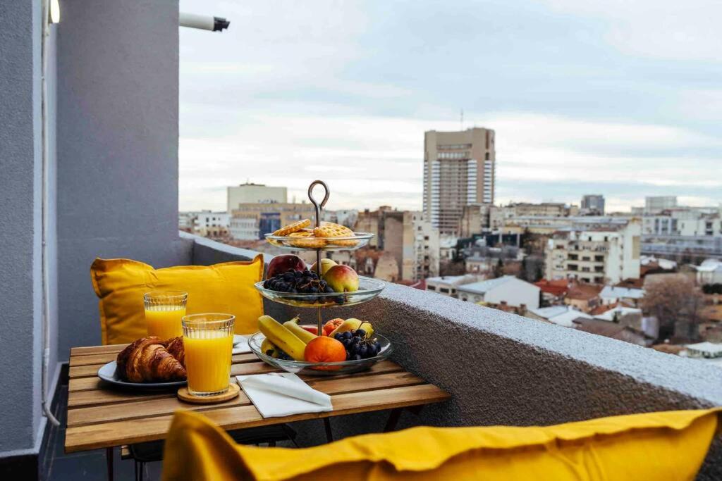 Stunning views - Top Location - Netflix + Balcony - Housity
