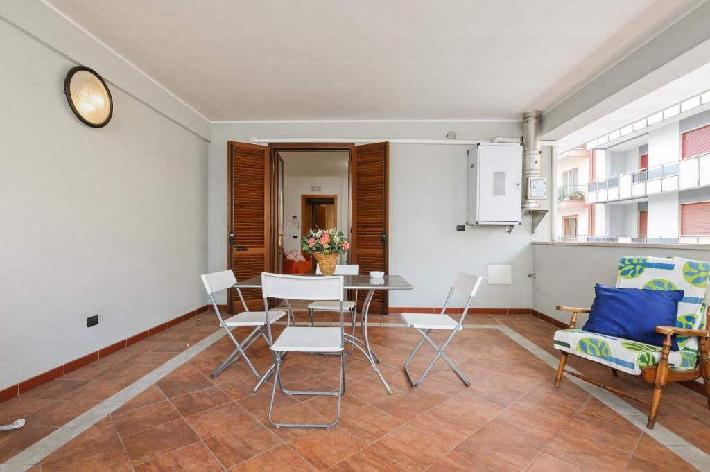 - une cuisine et une salle à manger avec une table et des chaises dans l'établissement Casa Selleri Terrace Apartment, à Lecce